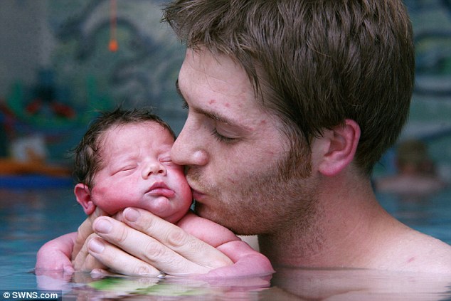 новороденче во базен