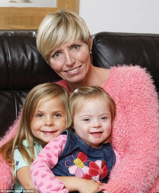 мајката со двете девојчиња