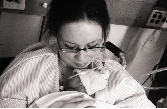 мајката во прегратка со едното бебе