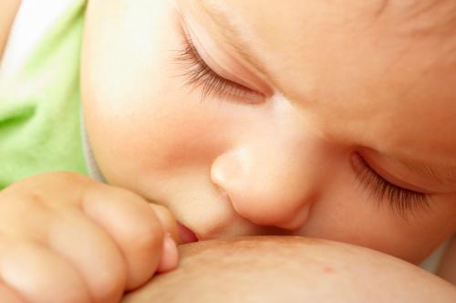 доење на бебе