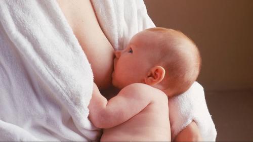 доење на бебе