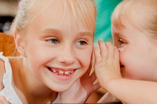 девојчиња разговараат