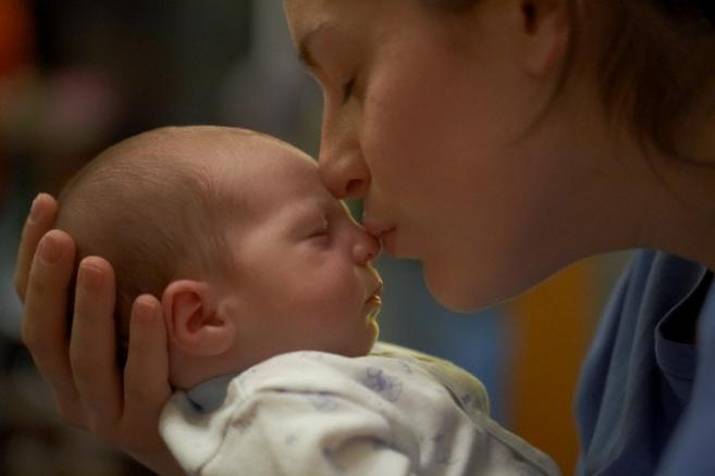 Зад мајчиниот бакнеж стои и здравје, не само љубов