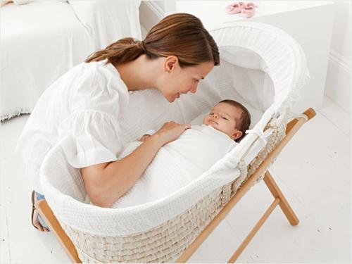 бебе во креветче