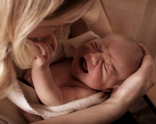 мајка смирува плачливо бебе