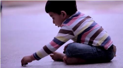 дете црта со креда