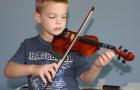 дете свири на виолина