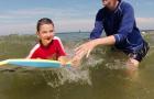 Еми сурфа со нејзиното дете